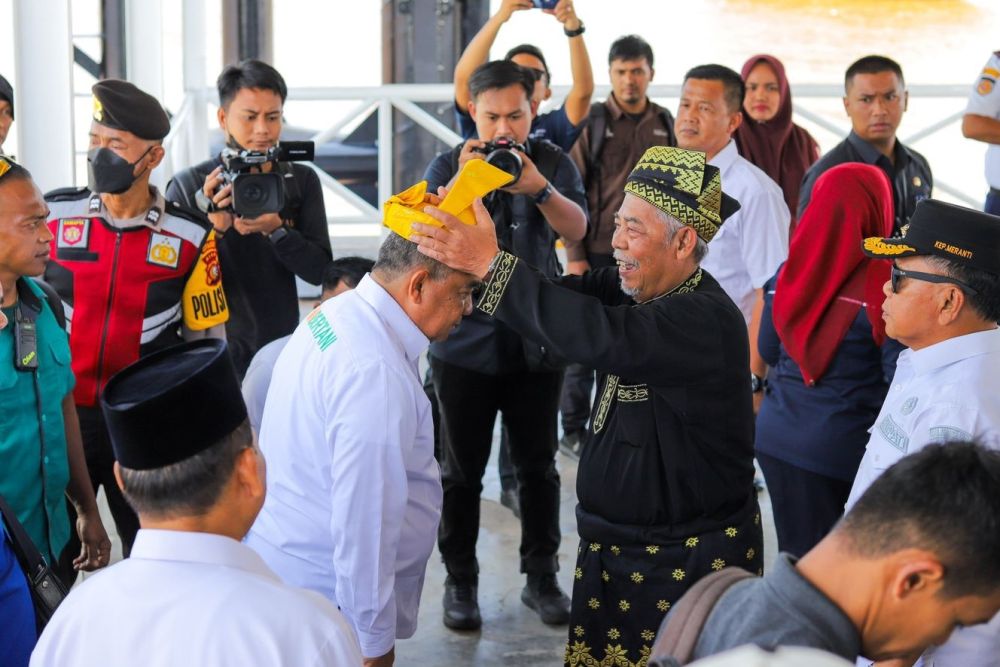 Kunker ke Meranti, Gubernur Riau Disambut Antusias Masyarakat
