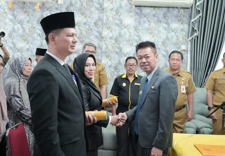 Dilantik Bupati Afrizal, Wan M. Kudri Dirut dan Nurasiah Direktur Umum PD BPR Rohil