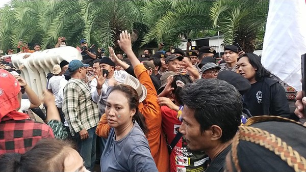 Demo di Kantor KPU RI Ricuh, Massa Terobos Barikade Polisi dan Melempar Bangkai Tikus