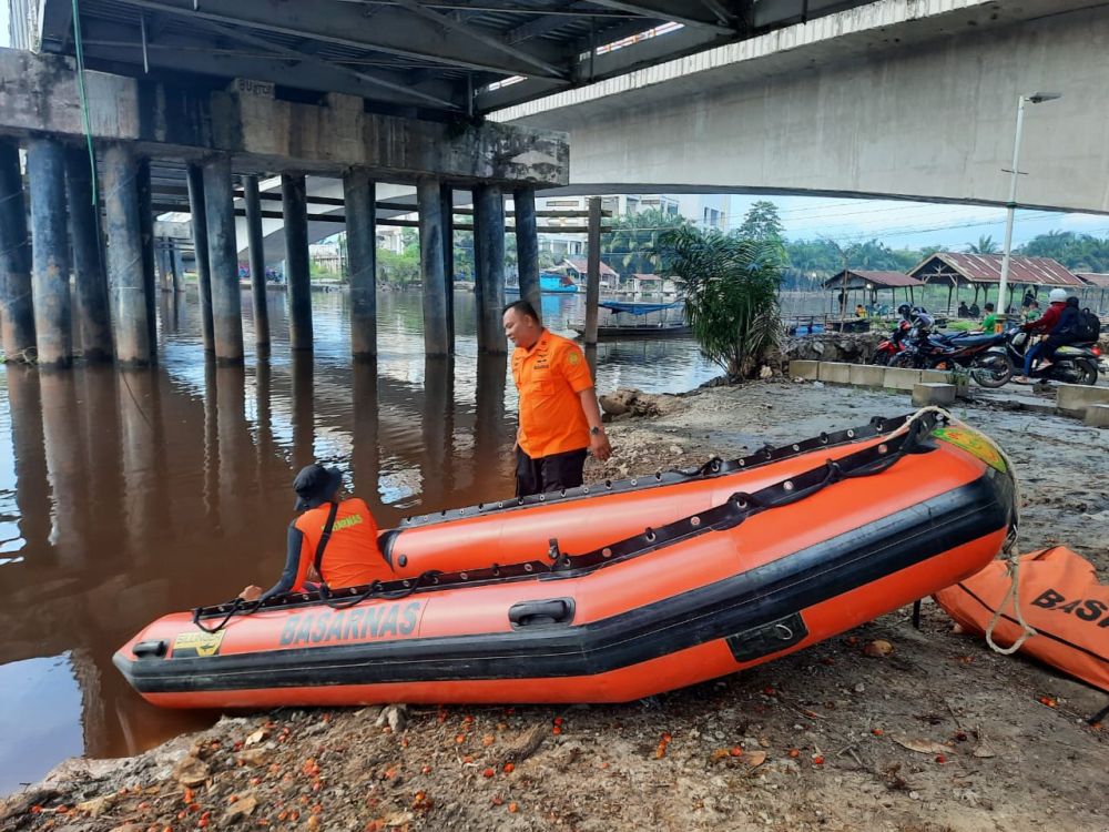 Dikejar Orang, Seorang Pria Nekat Terjun ke Sungai di Jembatan Siak II