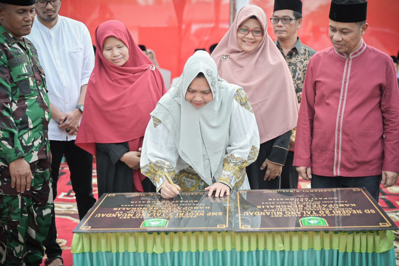 Resmikan Sekolah, Bupati Bengkalis Kasmarni dan Wabup Safari Ramadhan di Talang Muandau