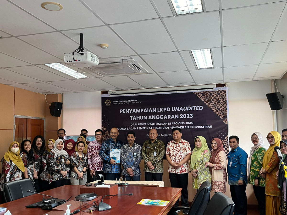Asisten III Setdako Pekanbaru Serahkan Laporan Keuangan Daerah ke BPK RI Perwakilan Riau