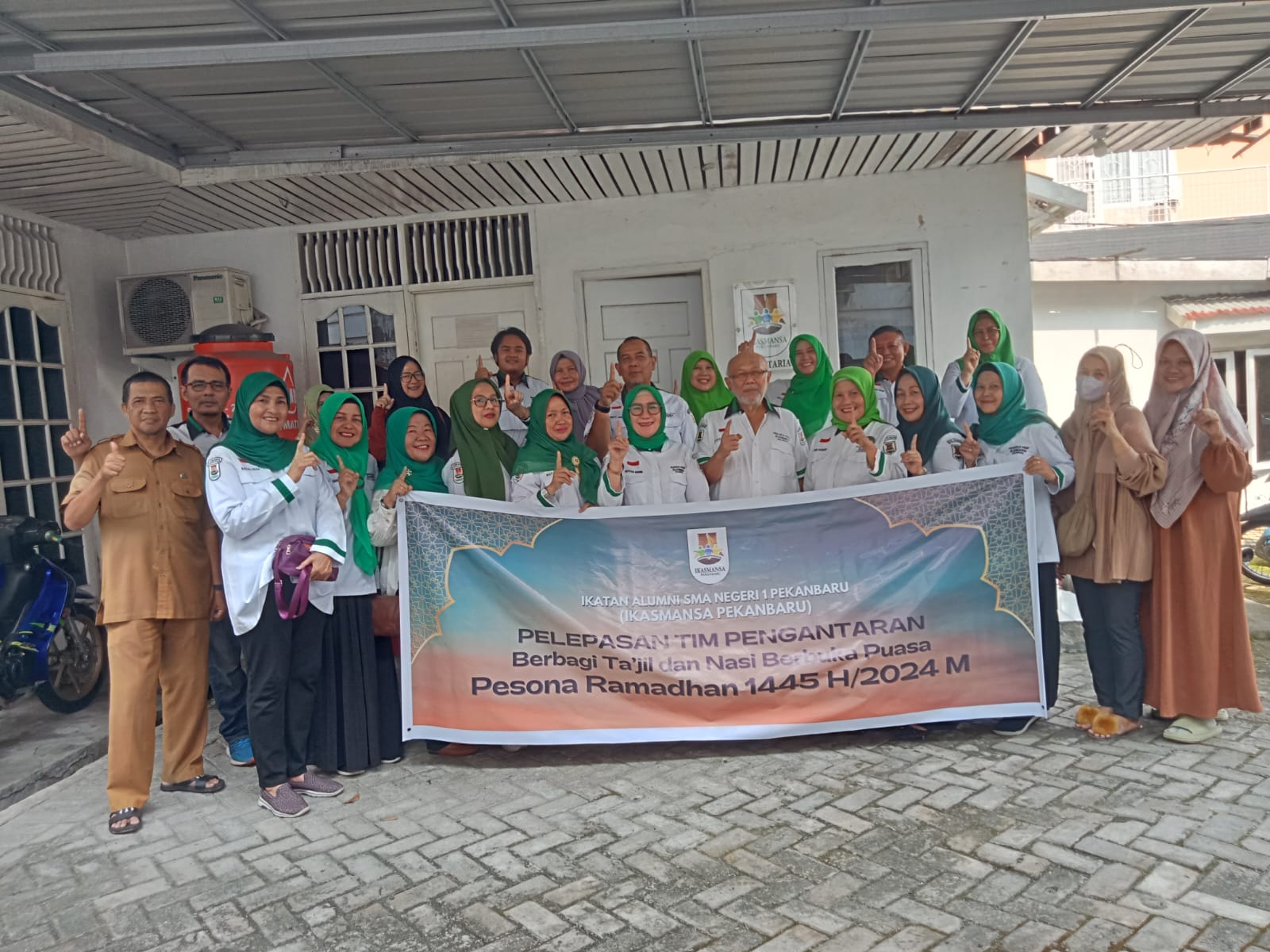 Ketua Umum IKASMANSA Melepas Tim Pengantaran Berbagi Ta'jil dan Santunan Pesona Ramadhan 2024