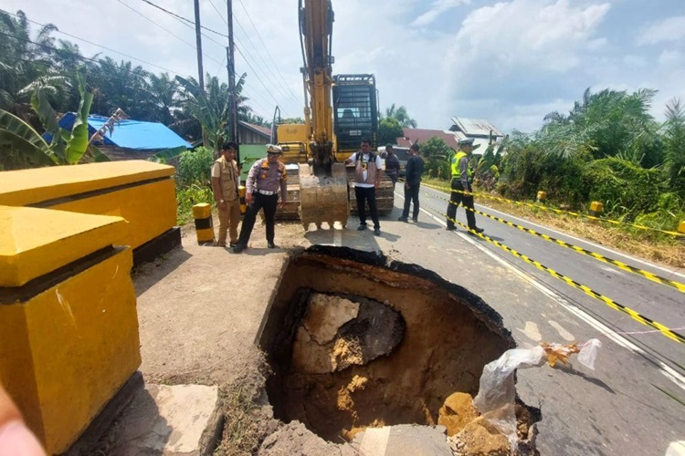 Gerak Cepat, Pj Gubri Instruksikan PUPR Atasi Amblasnya Jalan di Abutmen Jembatan Teluk Sungai