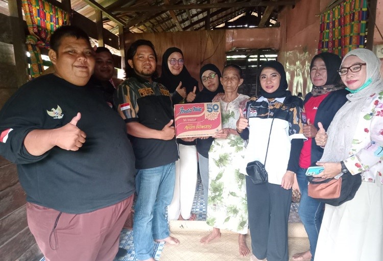Ibu Syarifah Terharu Dikunjungi dan Dibantu Ormas Pekat IB Meranti