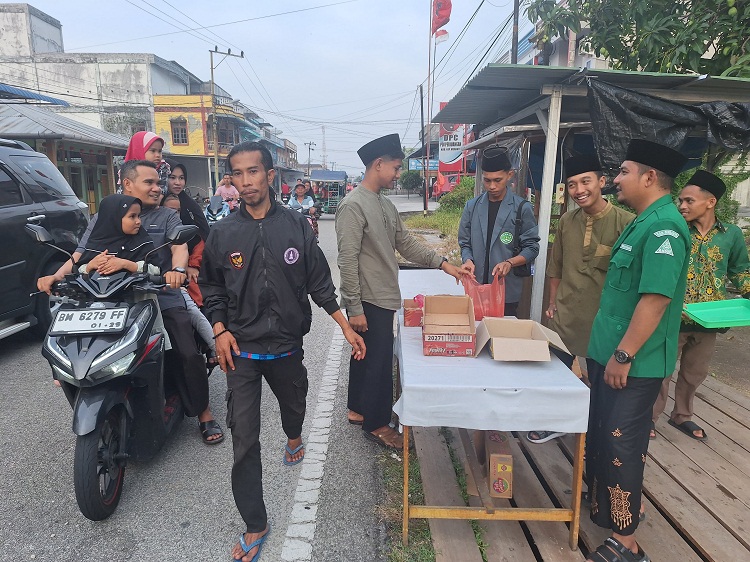 Berkah Ramadhan, Ansor Banser Meranti Bagikan 2.000 Paket Takjil