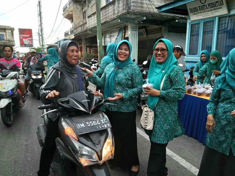 Ketua dan Pengurus TP PKK Meranti Berbagi Ratusan Paket Takjil di Jalan Teuku Umar
