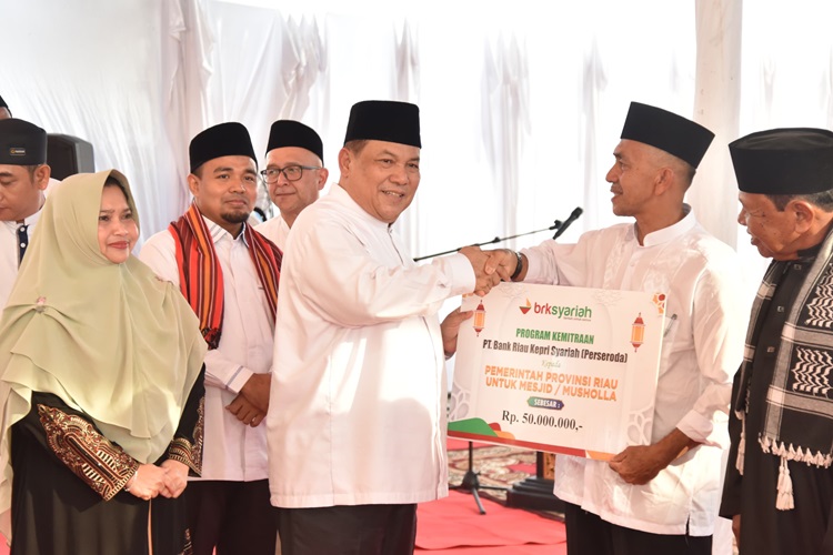 Pj Gubernur Riau Serahkan CSR BRK Syariah Untuk Masjid Desa Semunai Bengkalis