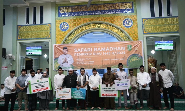 Safari Ramadhan di Meranti, Pemprov Riau Serahkan CSR BRK Syariah dan Bantuan Lainnya