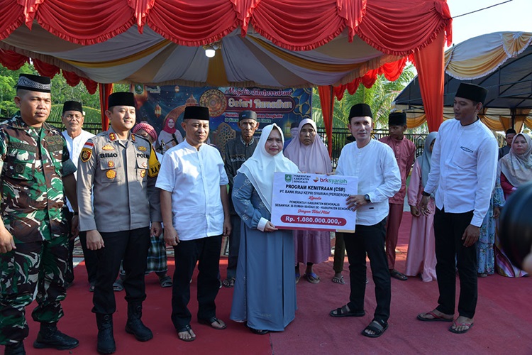 Safari Ramadhan Perdana di Tanjung Medang, Bupati Kasmarni Serahkan CSR BRK Syariah di Masjid As-Salam