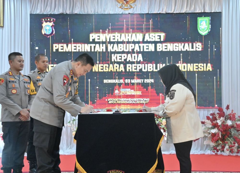 Bupati Bengkalis Kasmarni Serahkan Hibah Aset Daerah ke Polres Bengkalis