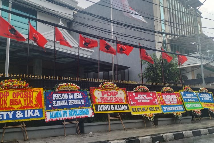 Kantor DPP PDI-P di Jakarta Banjir Karangan Bunga Dukung Hak Angket