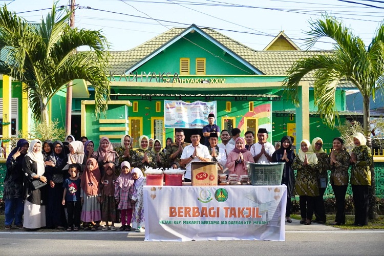 Ingin Lebih Dekat dengan Masyarakat, Kejari Meranti Berbagi Ratusan Takjil