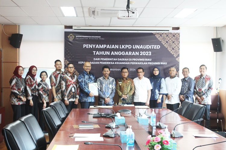 Plt Bupati H. Asmar Serahkan LKPD Tahun 2023 ke BPK