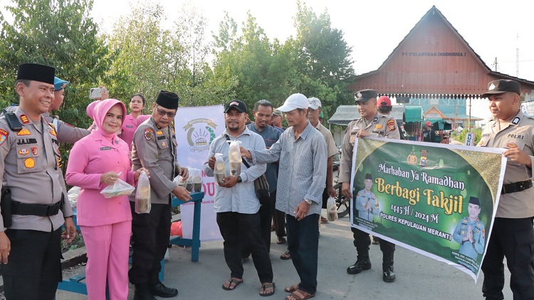 Gabungan Satker Polres Kepulauan Meranti Bagikan Takjil Gratis Kepada Tukang Becak