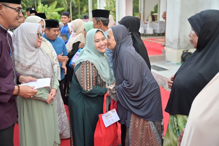 Bupati Karmarni Salurkan Paket Sembako untuk Dhuafa di 5 Kecamatan