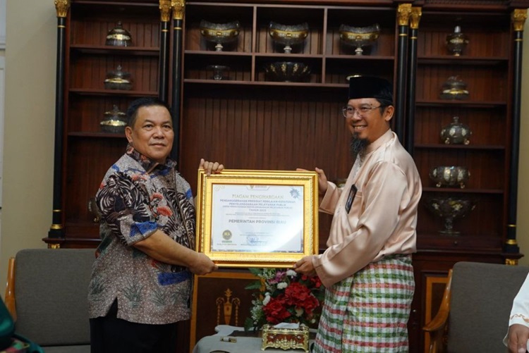 Pj Gubri SF Hariyanto Terima Penghargaan Kepatuhan Penyelenggaraan Pelayanan Publik 2023