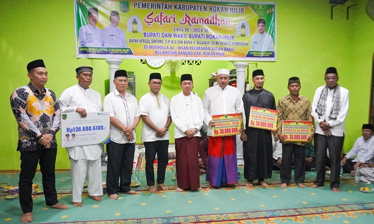 Safari Ramadhan Perdana, Bupati Rohil Bantu 3 Rumah Ibadah dan Klaim BPJS Kepada Ahli Waris
