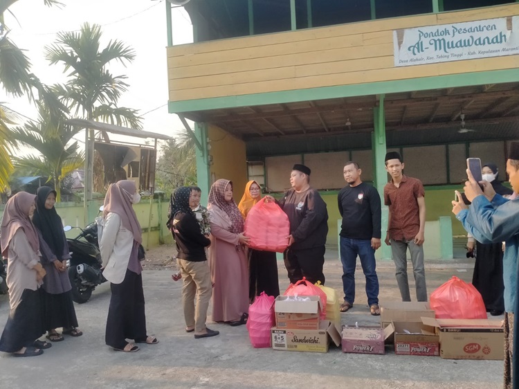 DPD Pekat IB Kepulauan Meranti Berbagi Takjil di Pondok Pesantren Al-Muawanah