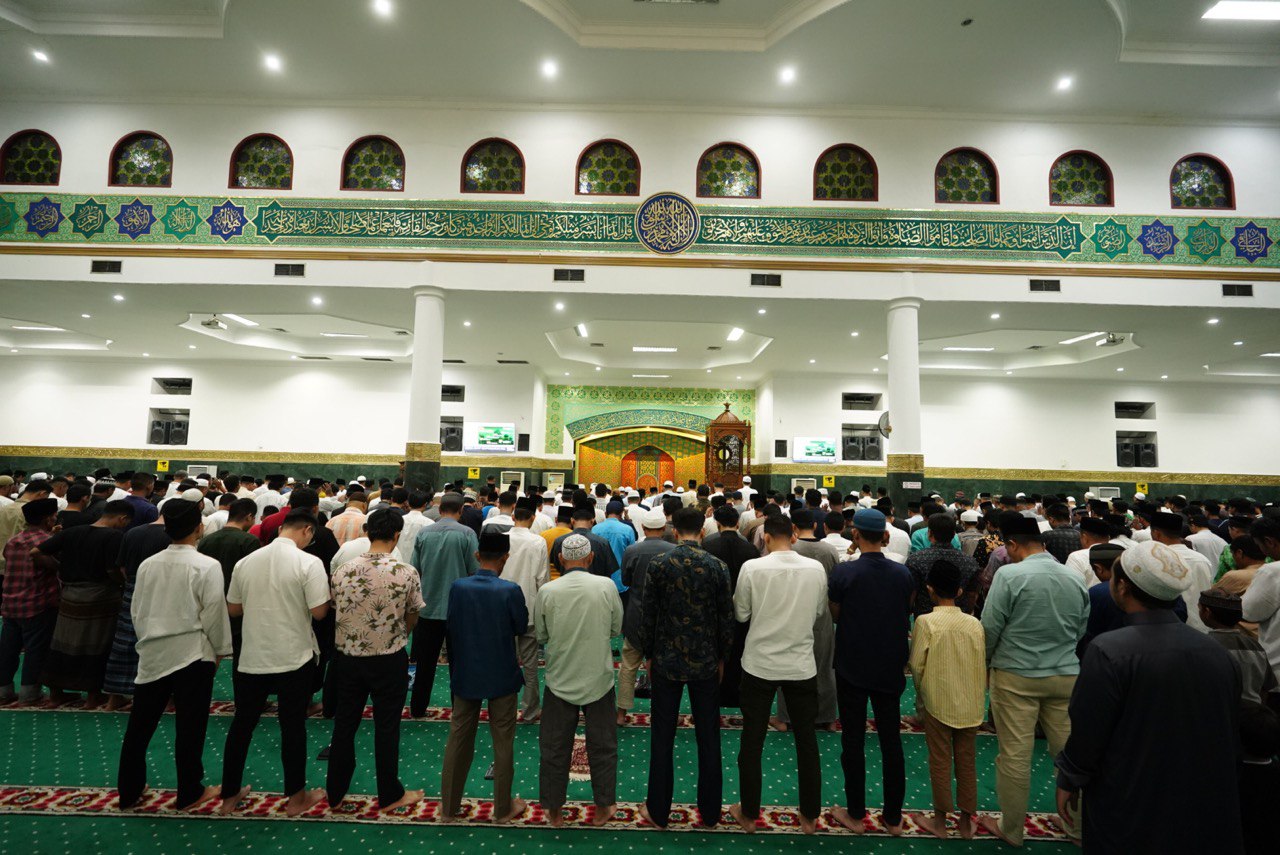 Sholat Tarawih Pertama Ramadhan, Ribuan Masyarakat Riau Padati Masjid Raya Annur