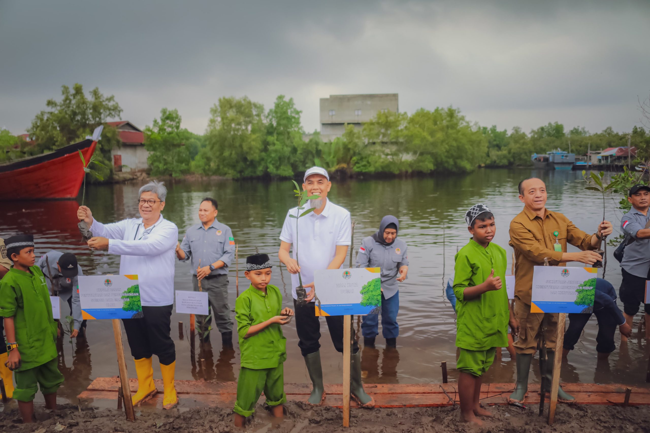 Wali Kota Dumai Hadiri Penanaman Mangrove Serentak se Indonesia Bersama Kementerian LHK