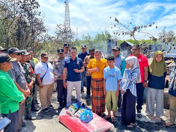 Turut Berduka, Pemkab Meranti Bantu Korban Kebakaran di Tanjung Samak