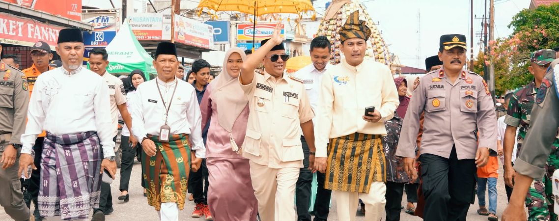 Meski Hujan, Bupati Kuansing dan Masyarakat Hadiri Perayaan Rayo Onom di Baserah