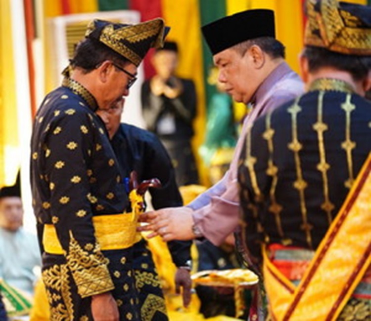 Kajati Riau Resmi Bergelar Datuk Seri Lela Setia Junjungan Negeri