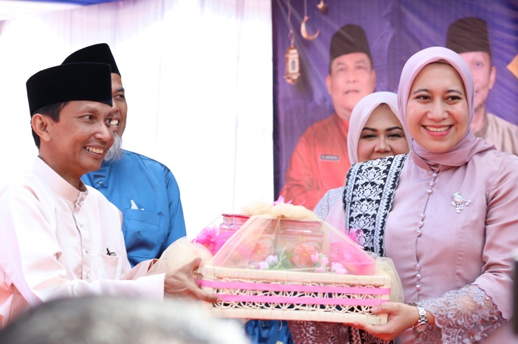 Bupati Rezita Beri Semangat Kontingen MTQ Inhu yang Dipimpin Sekda Hendrizal