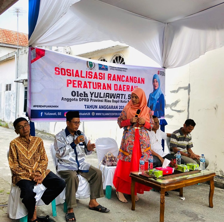 Anggota DPRD Riau Hj. Yuliawati Sosialisasi Perda UMKM di Kecamatan Tuah Madani