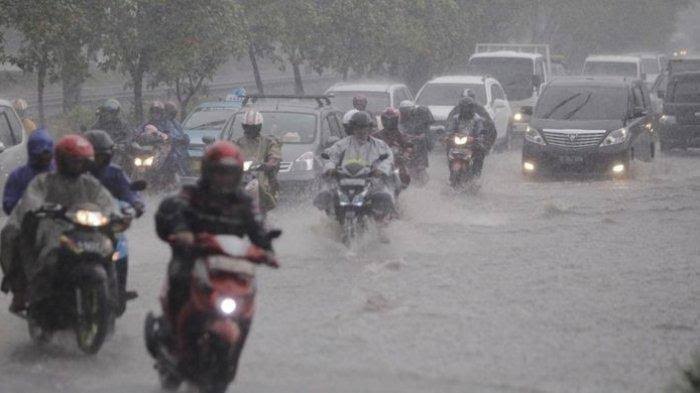 BMKG: Pagi Hingga Malam Pekanbaru Berpotensi Hujan Lebat dan Petir