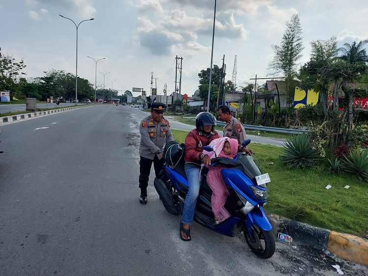Bantu Dorong dan Isikan BBM Sepeda Motor Pemudik, Kapolsek Tambang Dipuji: Polisi Kampar Baik-baik