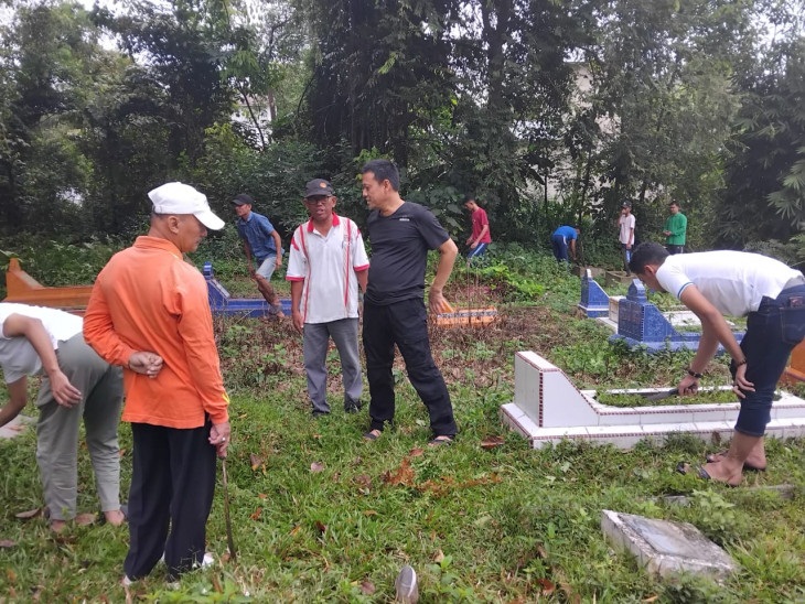 Pj. Bupati Kampar Ikut Bergotong Royong Bersihkan Makam, Tradisi Masyarakat Salo Lebaran Kedua