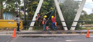 Meski Libur Lebaran, Dinas PUPR Riau Lakukan Pemeliharaan Jembatan Sail