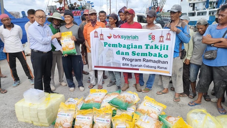 Rayakan HUT ke-58, BRK Syariah Ranai Berbagi dengan Tenaga Kerja Bongkar Muat Pelabuhan Penagi