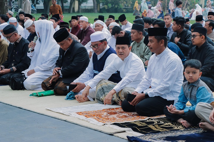 Pj Bupati Kampar dan Keluarga Shalat Ied di Lapangan Pelajar Bangkinang Kota