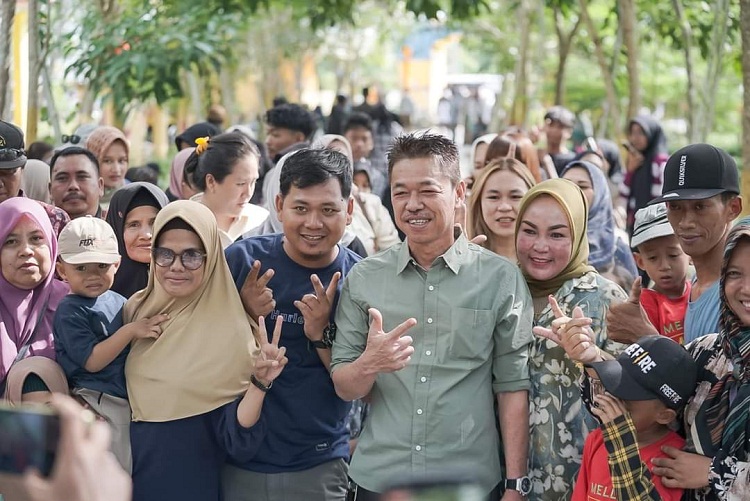 Kunjungi Hutan Kota Bersama Keluarga, Bupati Afrizal Nyanyi Duet dengan Kabag Umum Pemkab Rohil