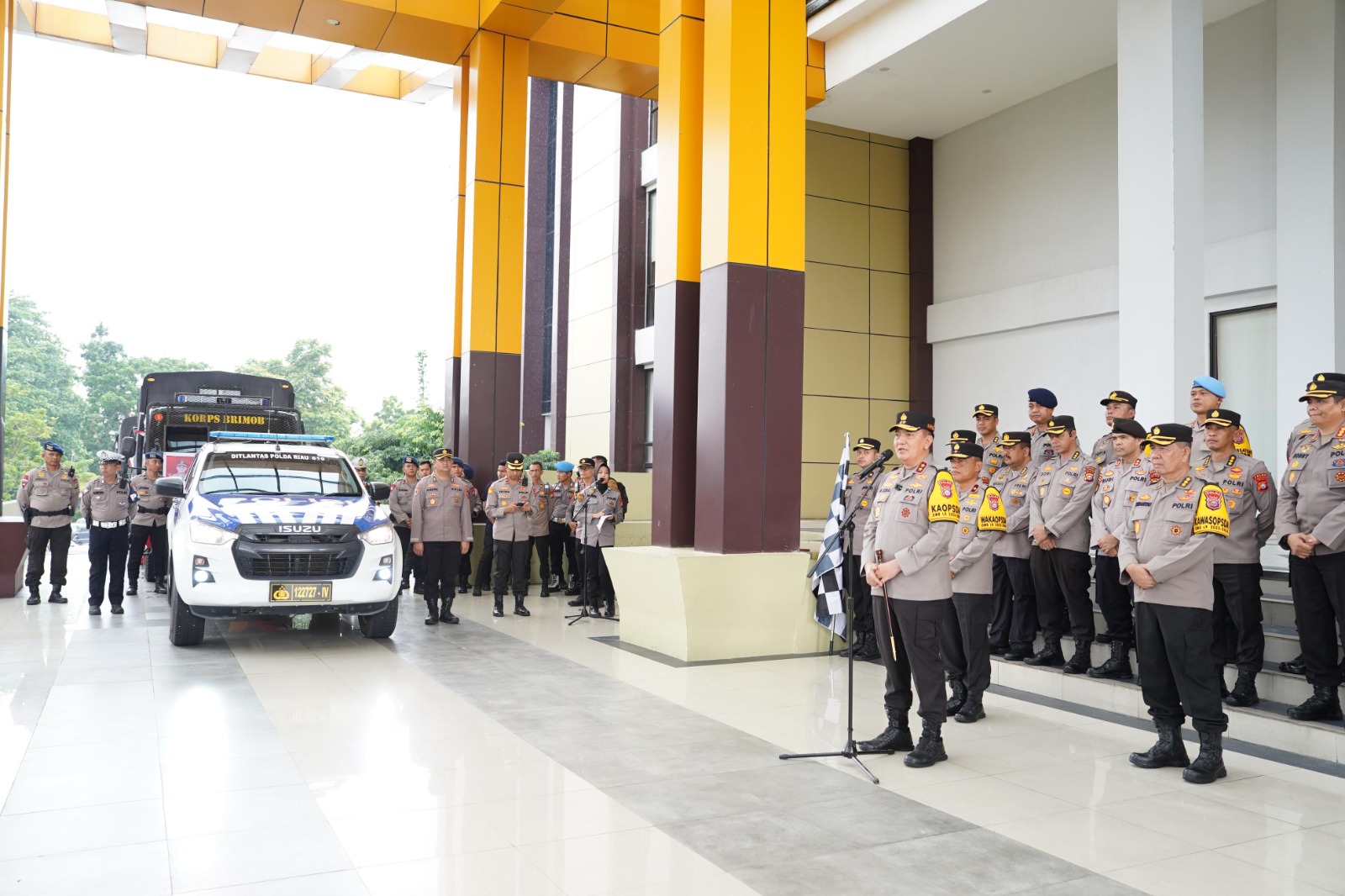 Polda Riau Kirim 3 Truk Bantuan Sembako Untuk Korban Banjir Bandang Sumbar