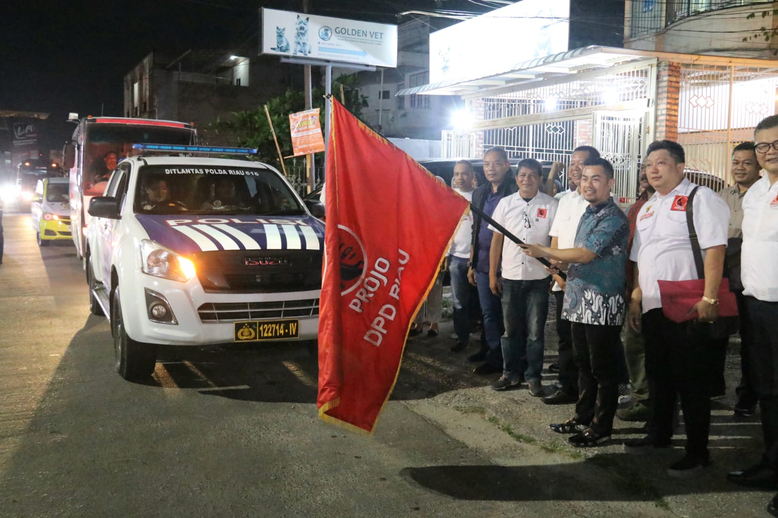 Pj Wali Kota Pekanbaru Lepas Relawan Projo Beri Bantuan ke Sumbar