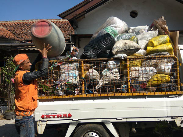 Pj Wali Kota Pekanbaru Minta Angkutan Sampah Mandiri Diberdayakan