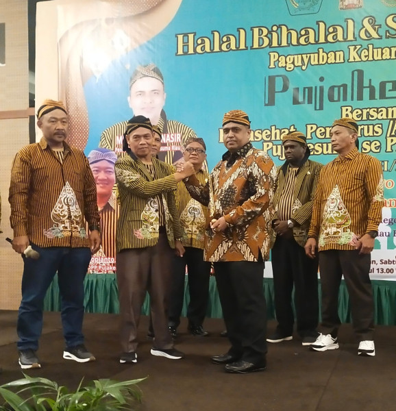 Dihadiri Ribuan Masyarakat Pujakesuma Riau, Muhammad Nasir Diberikan Cenderamata Blangkon dan Keris Jawa