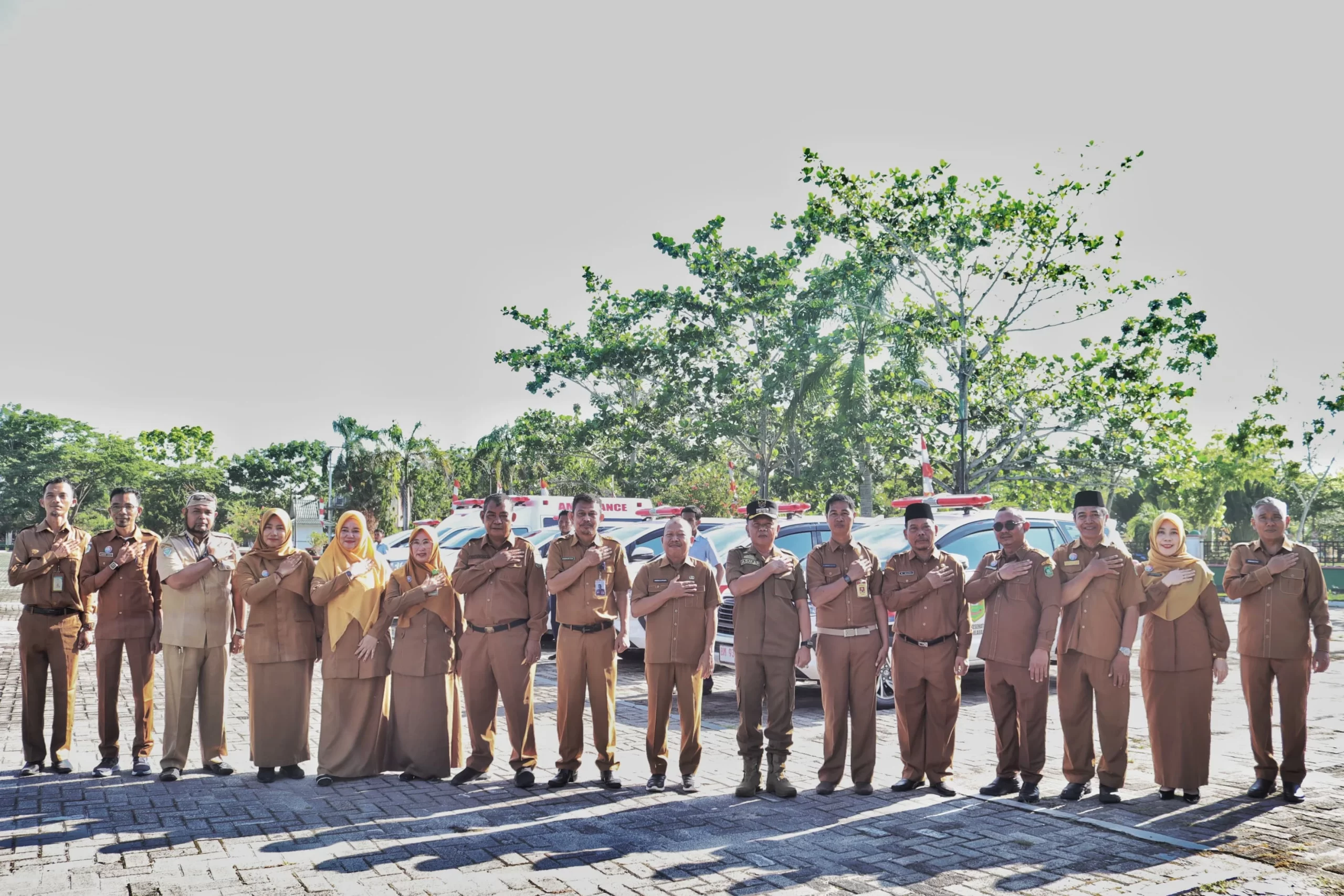 Plt Bupati Meranti H. Asmar Serahkan Delapan Unit Ambulance untuk Puskesmas