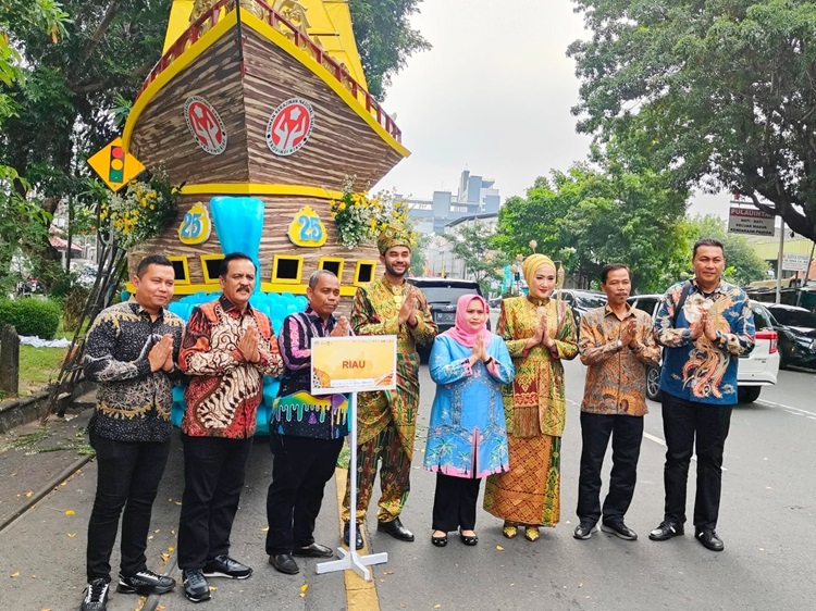 Bupati Kasmarni Hadiri Kirab Budaya HUT ke-44 Dekranasda di Kota Surakarta