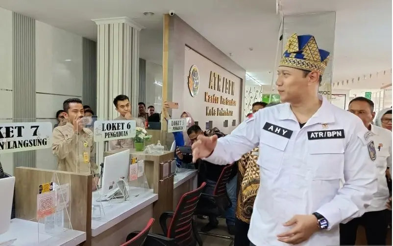 Luncurkan Program Baru, Menteri ATR/BPN Agus Harimurti Bagikan Sertifikat Tanah Elektronik di BPN Pekanbaru