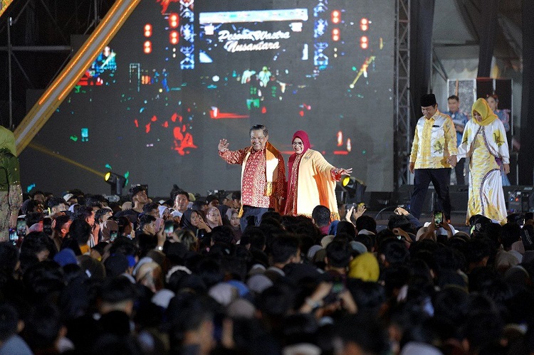 Berbusana Melayu, Pj Gubri dan Istri Serta Pejabat Riau Perkuat Pesan Lestarikan Warisan Budaya
