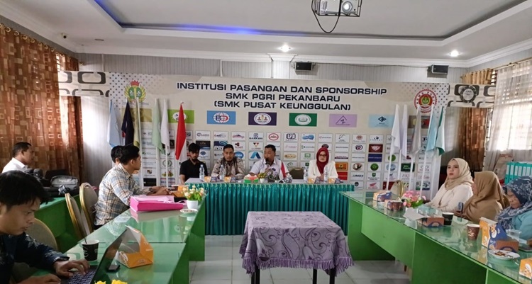 Ketua YPLP Riau H. Pahmijan Membuka Workshop Penyelarasan Kurikulum IDUKA di SMK PGRI Pekanbaru