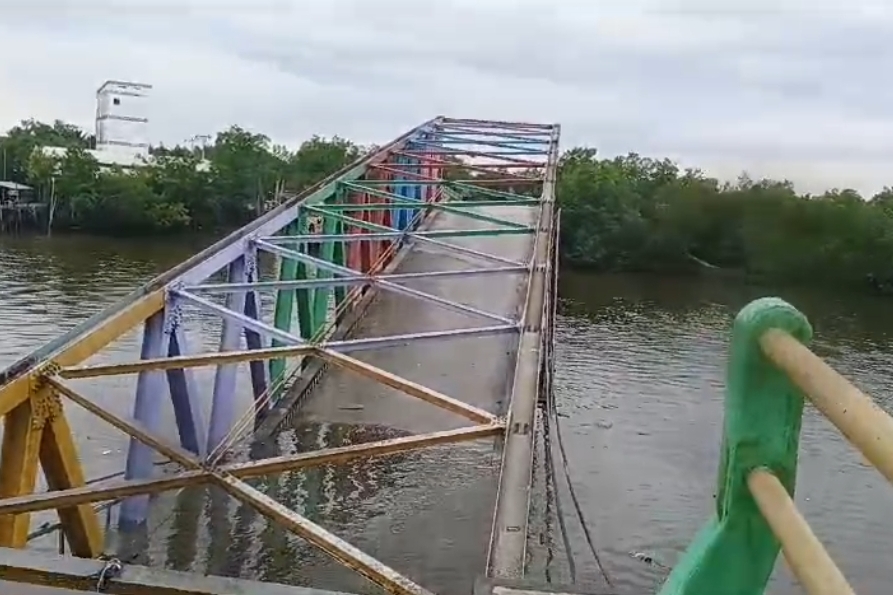 Astaga! Baru Dibangun 2002, Jembatan Panglima Sampul Meranti Roboh ke Laut