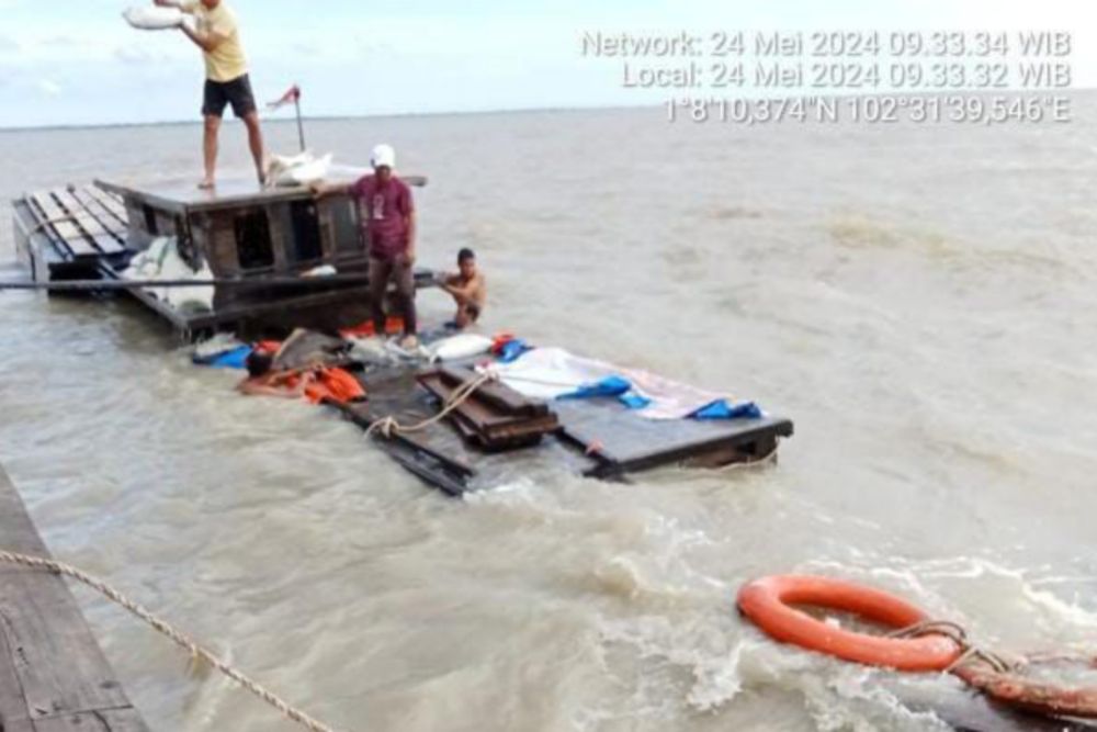 Kapal Bermuatan Beras Bulog untuk Masyarakat Miskin Karam di Perairan Kuala Merbau Meranti