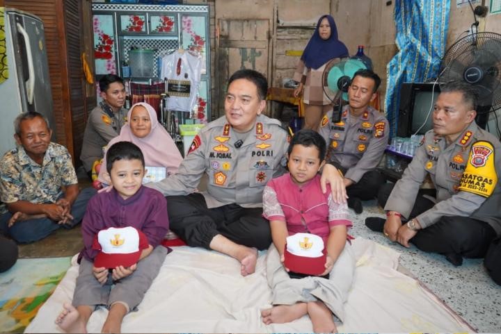 Membaik Setelah Tanggung Penuh Biaya Pengobatan, Kapolda Riau Bawakan Seragam Sekolah Untuk Kakak Adik Penderita Tulang Kaca
