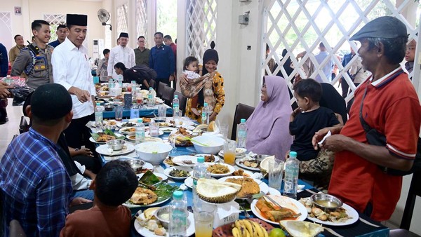Usai Sholat  Jumat di Kampar, Presiden Jokowi Ajak Warga dan Anak-anak Makan Siang Bersama